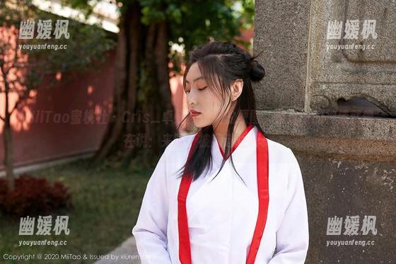 MiiTao蜜桃社 - Cris_卓娅祺姐姐的原图，照片中的神情就像在说：来呀，被我迷住吧！