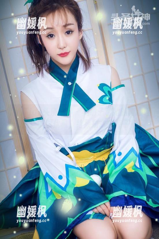 TouTiao头条女神 - 美纳子和她的高跟鞋写真：试图优雅，结果拼命保持平衡。