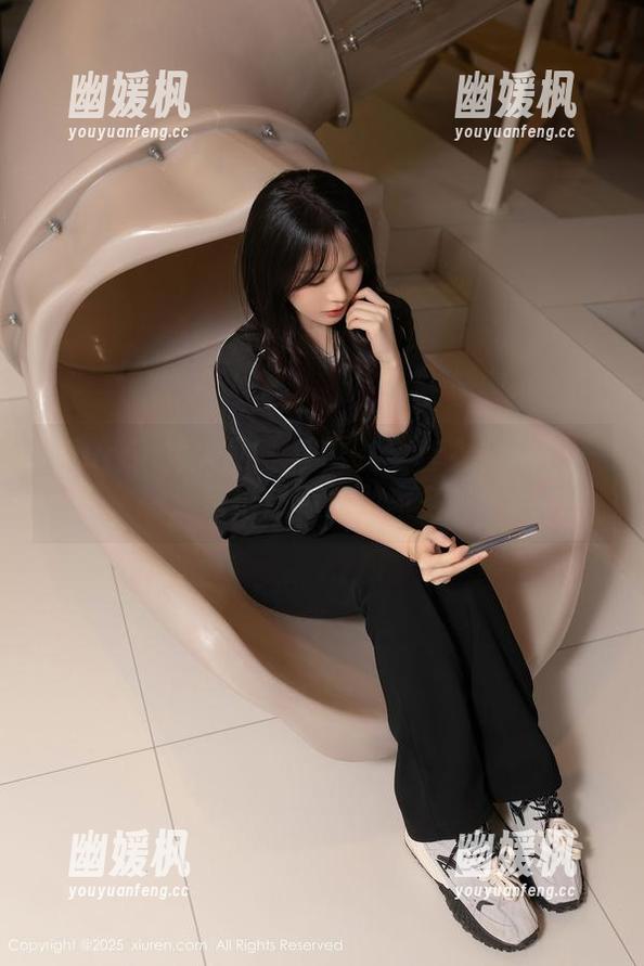 Xiuren秀人网 - 伊雪儿全套女仆写真——只是抱怨她俩做家务吗？