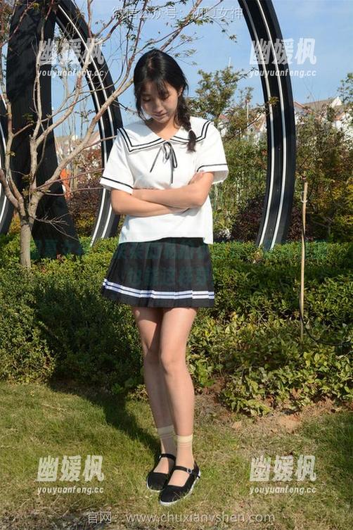 初夏女神 - 柒柒的私拍小世界：职高校服也能这样穿！