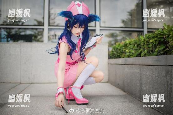 每张只是简言的龙姬写真都像是一道谜题，图片静静等待我的解读，时而轻松，时而撩拨。