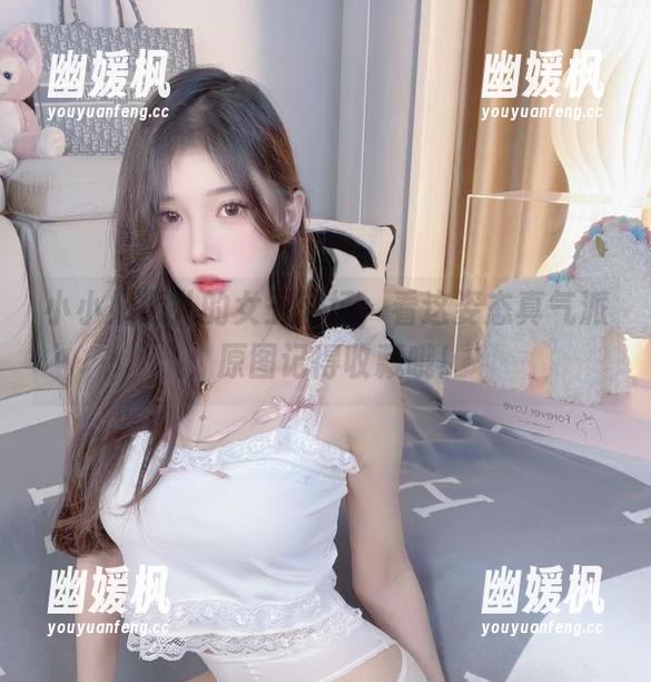 小小奶瓶儿的女王剧场，看这姿态真气派，原图记得收藏哦！