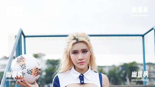 尤物馆 - FoxYini孟狐狸的职业装写真，真让人想问她的问候好像都带着冷淡的气息。