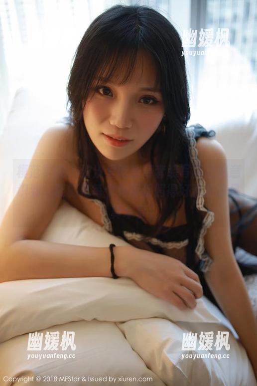 模范学院 - 汐汐爱吃草莓套装写真让我意识到，能够把每个角度都照得好看的才是真本事