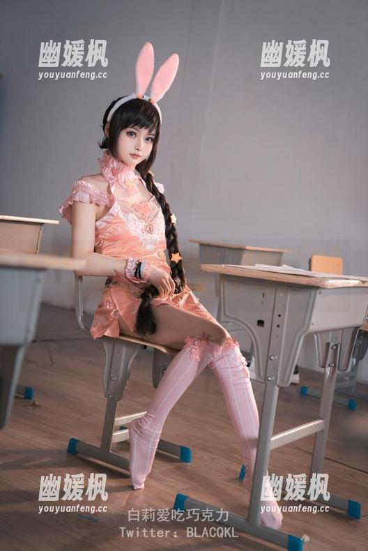 白莉爱吃巧克力的裤里丝，皮肤细腻得我想哭，cos高清就是不一样！