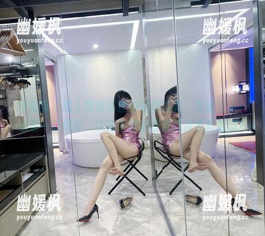 微密圈 - 戴上网洞黑丝的最新写真，葛征让人一边看一边思索：这东西到底是流行还是反潮流？