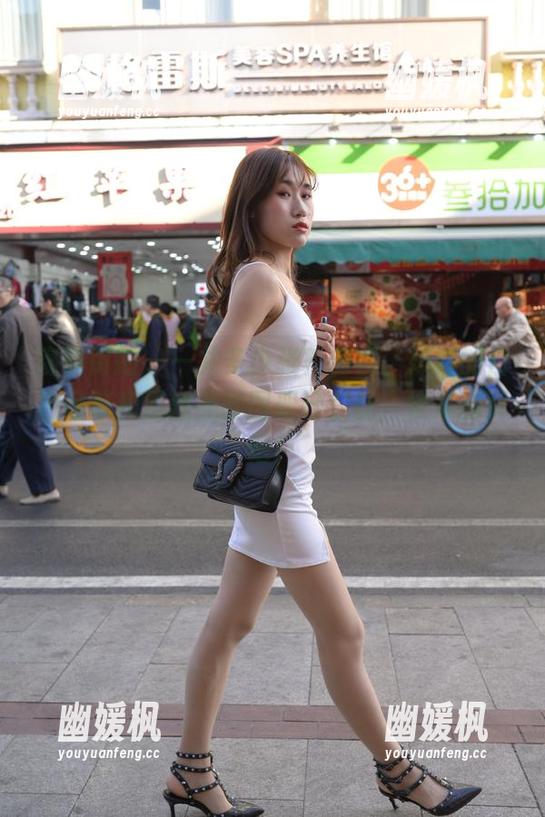 魔镜街拍 - 一共多少张？恭喜，婷婷的白色吊带和黑丝美腿图册已在此，快来翻页吧！
