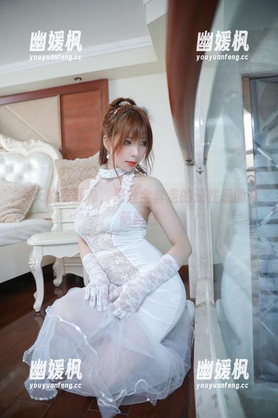 今天的鹿野希，黑丝全套走的是性感的奇葩路线
